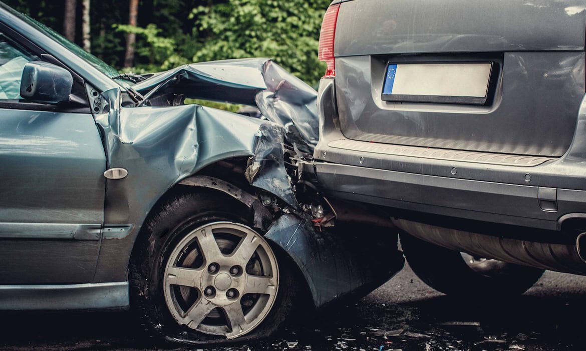 Zwei Autos sind in einen Unfall verwickelt: Die Solvenzquoten der größten europäischen Versicherer bleiben auch 2024 trotz Ausgaben in der KFZ-Sparte weiter hoch.