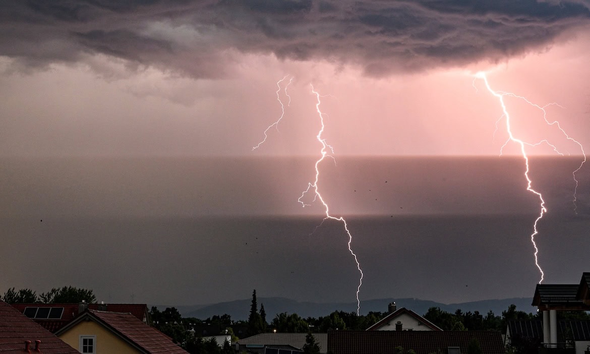 Blitze am Himmel in Bayern: Blitzschäden kosten Versicherer jährlich knapp 350 Millionen Euro.