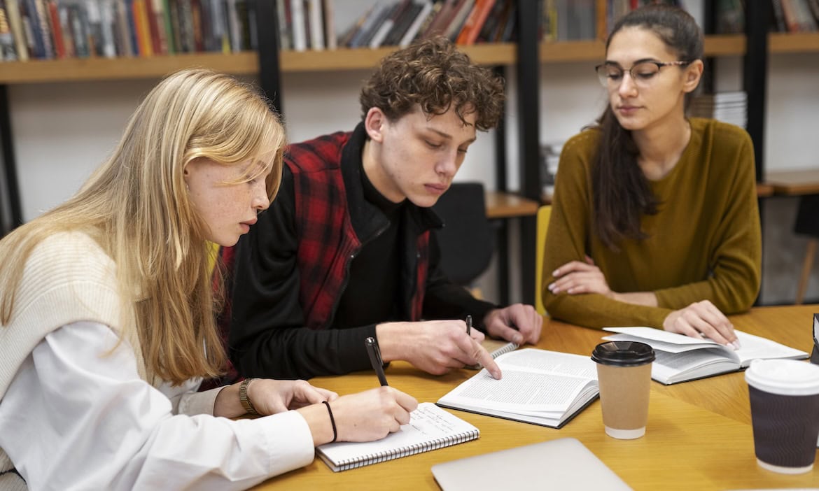 Jugendliche lernen zusammen: Jugendliche wünschen sich, dass sie in der Schule mehr über die Altersvorsorge lernen.
