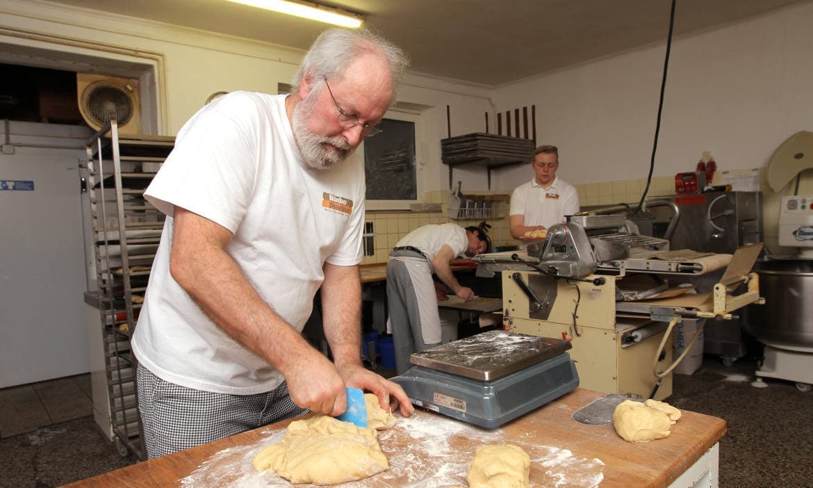 Älterer Mann in der Backstube: Hoffnung, dass Menschen auch in der Rente noch weiterarbeiten