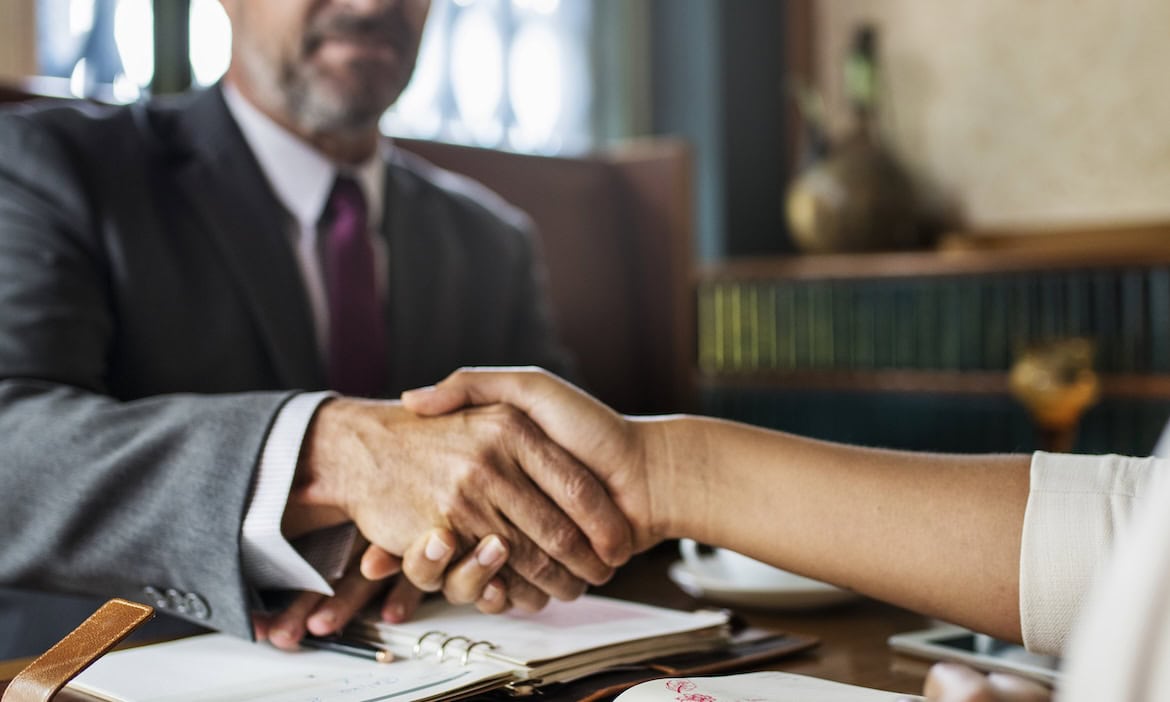 Zwei Anwälte einigen sich außergerichtlich: Die meisten Streitigkeiten von Versicherten enden trotz Rechtsschutzversicherung nicht vor Gericht.