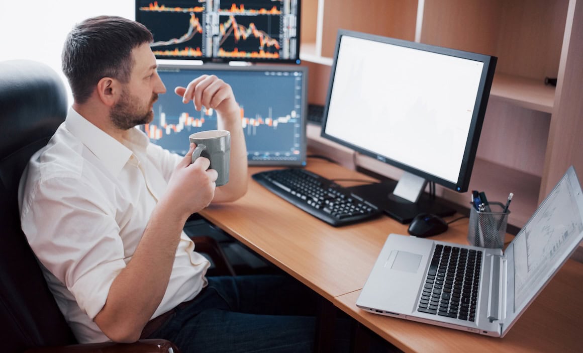 Anleger überprüft seine Investments: Rüstungsunternehmen sind für viele Anleger mittlerweile kein Tabu mehr.