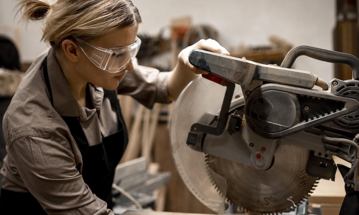 Schreinerin arbeitet in der Werkstatt: Die VEMA-Makler haben sich über die beliebtesten Versicherer für die Betriebshaftpflicht abgestimmt.