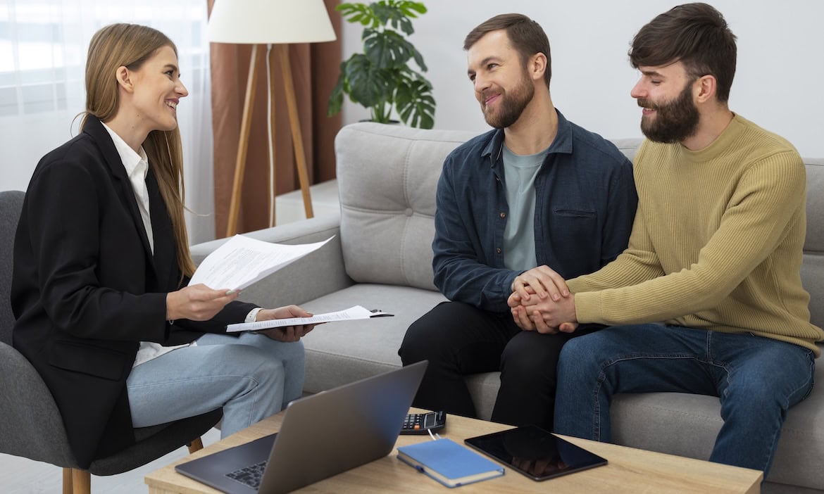 Versicherungsmakler berät Paar: Servicevalue hat analysiert, welche Versicherer Kunden am ehesten weiterempfehlen.