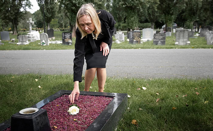 Ein Trost für trauernde Ehepartner: im Todesfall können Fondspolicen Steuervorteile bieten.