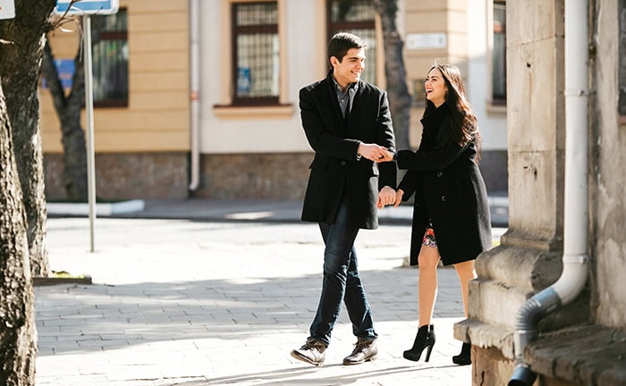 Glückliches Paar auf dem Weg zur Arbeit – vor allem bei Paaren, in denen nur einer der Partner verbeamtet ist, ist eine Paar-Beratung sinnvoll.