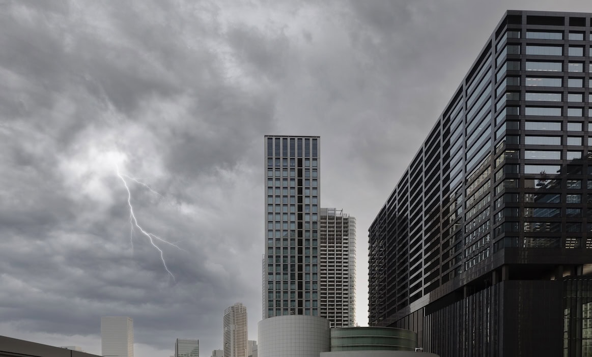 Versicherungsgebäude im Gewitter: Europäische Versicherer sind aus Sicht der EIOPA für Marktturbulenzen gut aufgestellt.