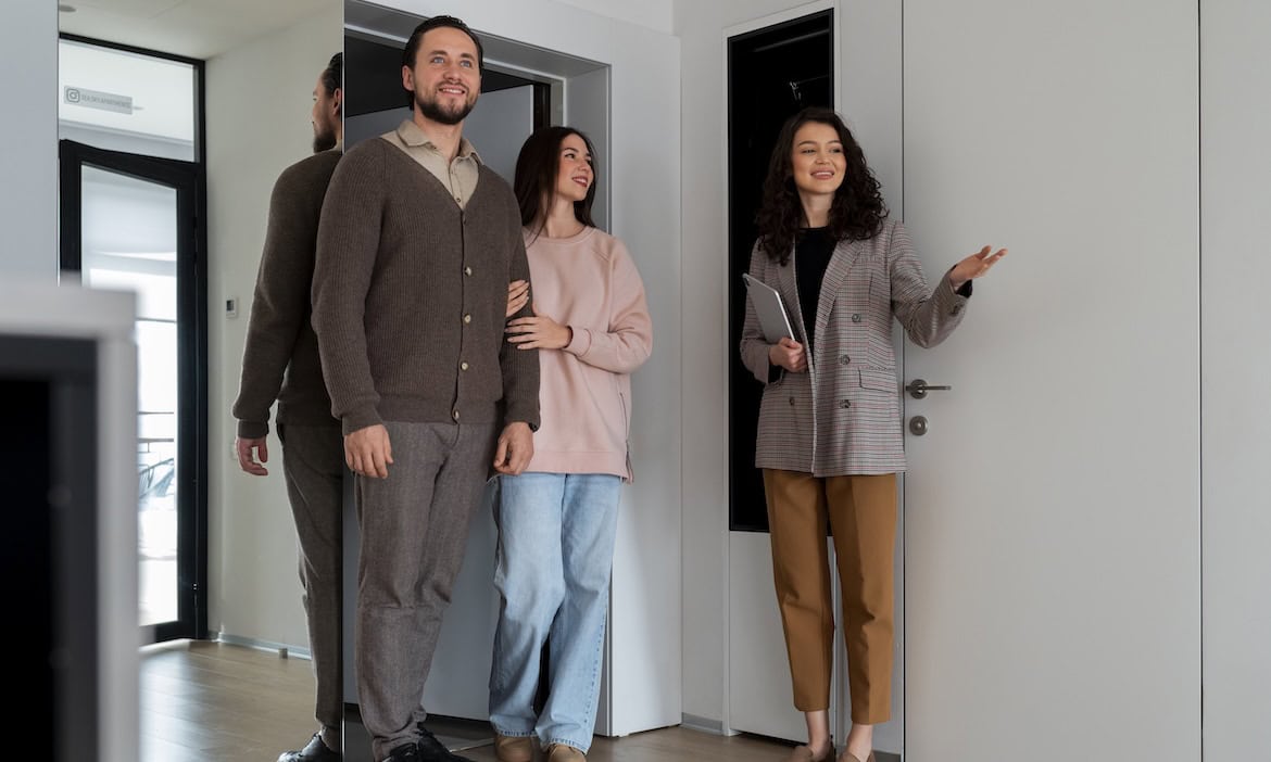 Maklerin zeigt jungem Paar eine Wohnung: Zu den größten Ängsten der Deutschen gehören steigende Wohnkosten.