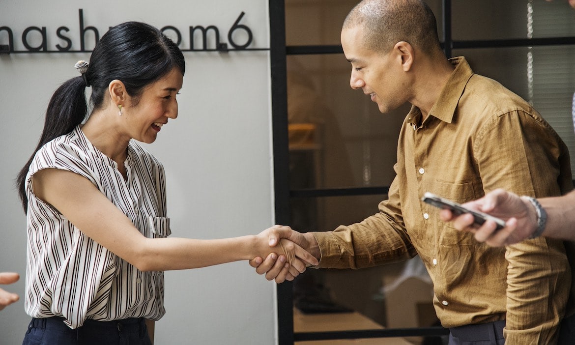 Handshake unter Geschäftsleuten: Auf kulturelle Besonderheiten sollten Makler bei der Beratung von Expats Wert legen.