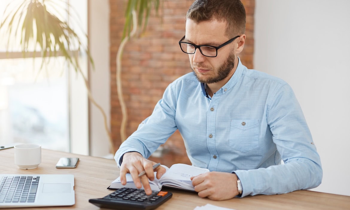 Angestellter berechnet seine Lohnkosten: Die Rentenversicherung hat per KI entdeckt, dass viele Unternehmen zu wenig Lohnnebenkosten zahlen.