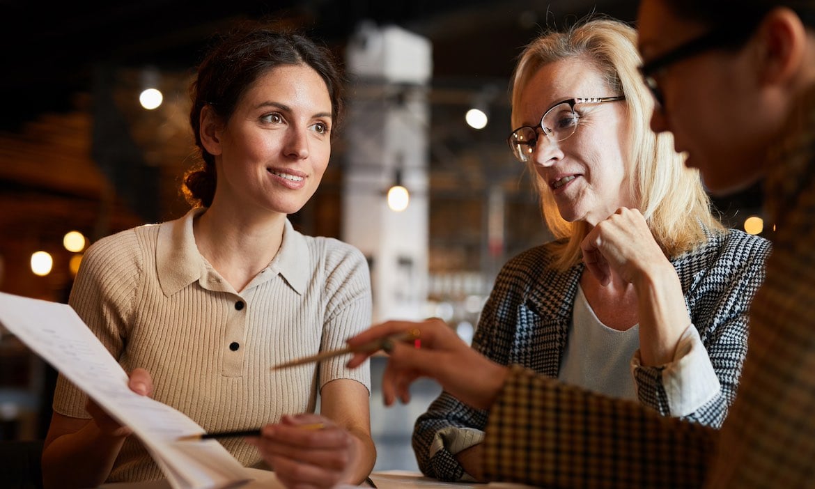 Beratungsszene: Es gibt einige Stellschrauben, über die Makler ihre Gewinne erhöhen können.