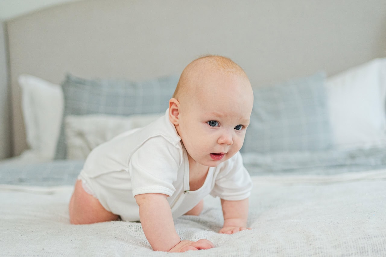 Krabbelndes Baby: Die Geburtenrate in Deutschland ist von 2021 auf 2024 auf 1,35 Kinder pro Frau gesunken.