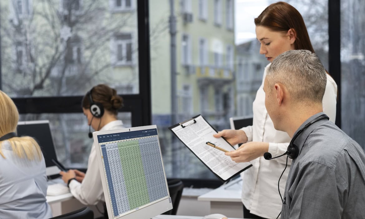 Chefin erklärt Mitarbeiter Regeln zu KI: Der AfW hat einen Praxisleitfaden für Vermittler für den Umgang mit KI veröffentlicht.