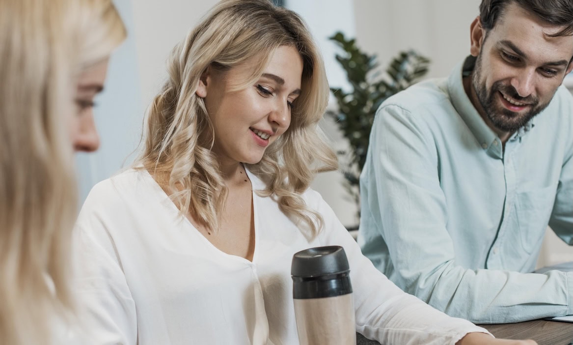 Anleger diskutieren über Rendite: Anleger sind aktuell weniger bereit, für die Nachhaltigkeit ihrer Finanzanlagen auf die Rendite zu verzichten.