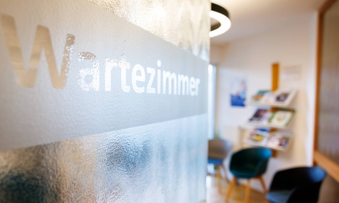 Wartezimmer in Hausarztpraxis: Die neue Gebührenordnung der Ärzte könnte Kosten in der privaten Krankenversicherung (PKV) bald weiter steigen lassen