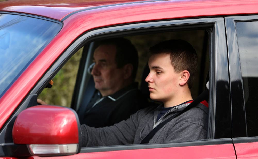 17-Jähriger fährt mit seinem Vater Auto: Wer in diesem Alter begleitet Auto fährt und so Erfahrungen sammelt, baut später seltener Unfälle