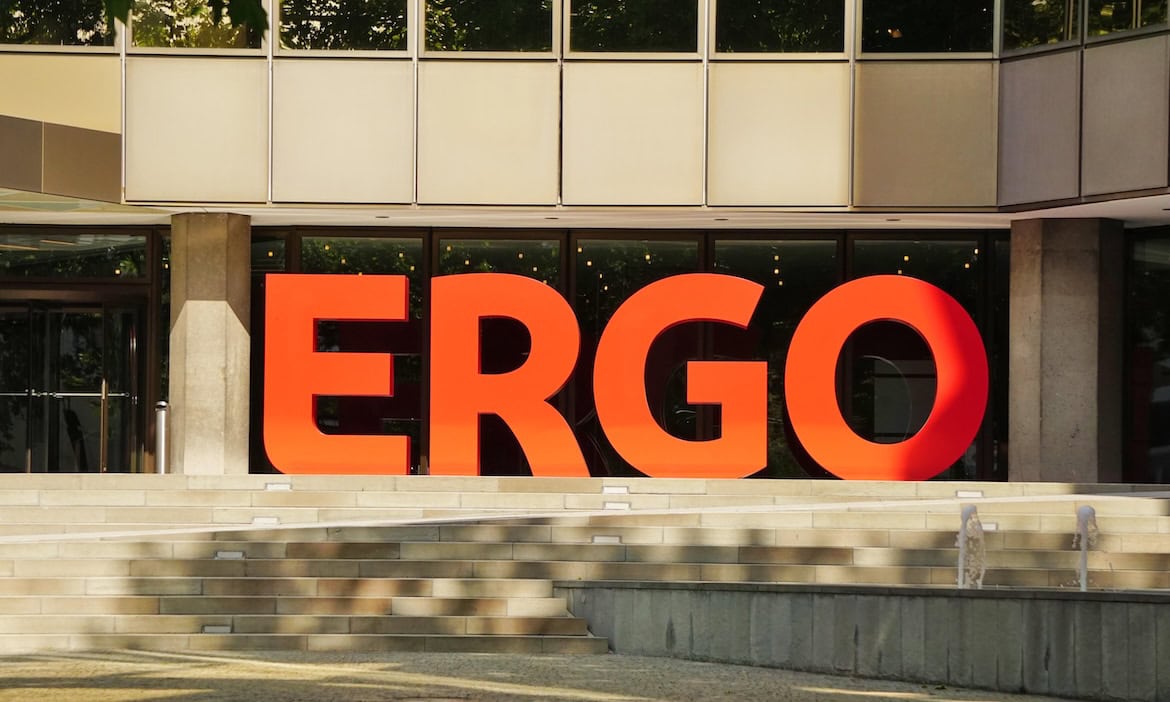 Ergo-Logo vor einem Gebäude: Zur Ergo Group gehört bald der US-Versicherer Next Insurance.