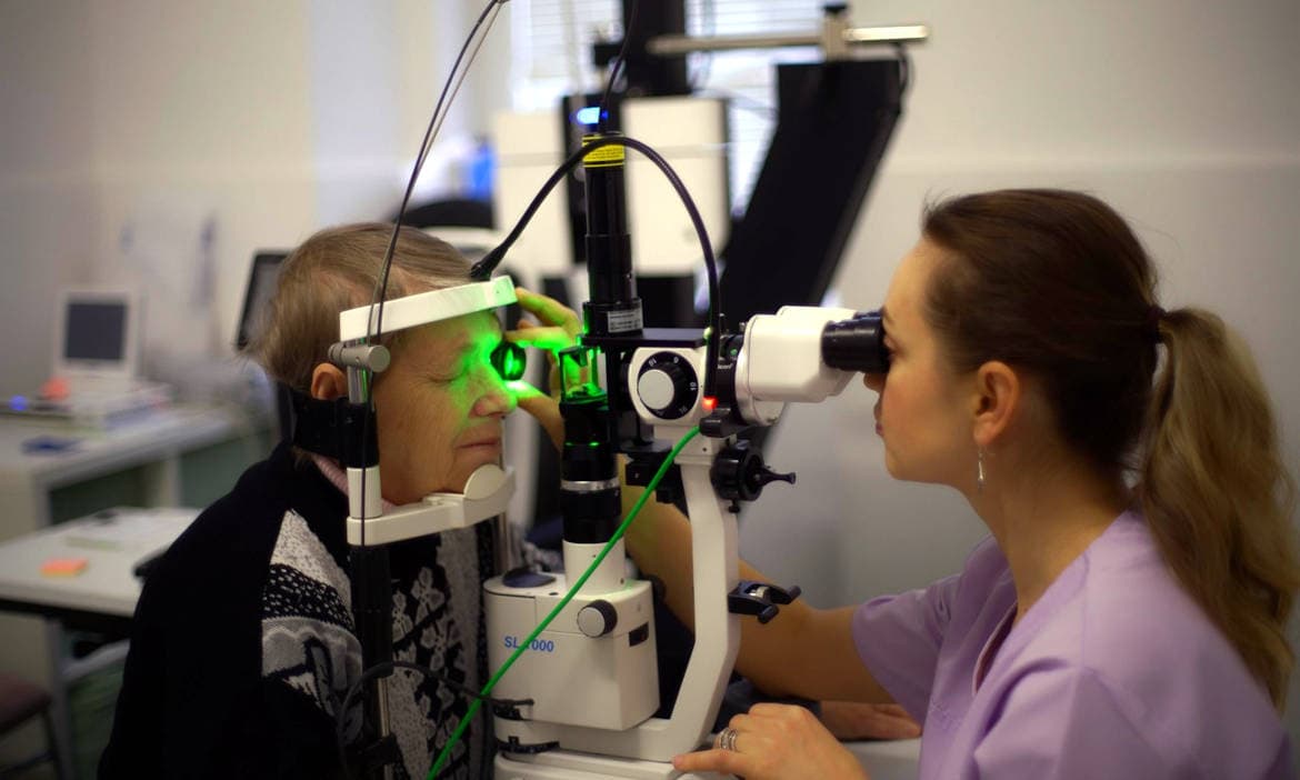 Test bei der Augenärztin (Symbolbild): Frage, ob die private Krankenversicherung die Operation zahlt