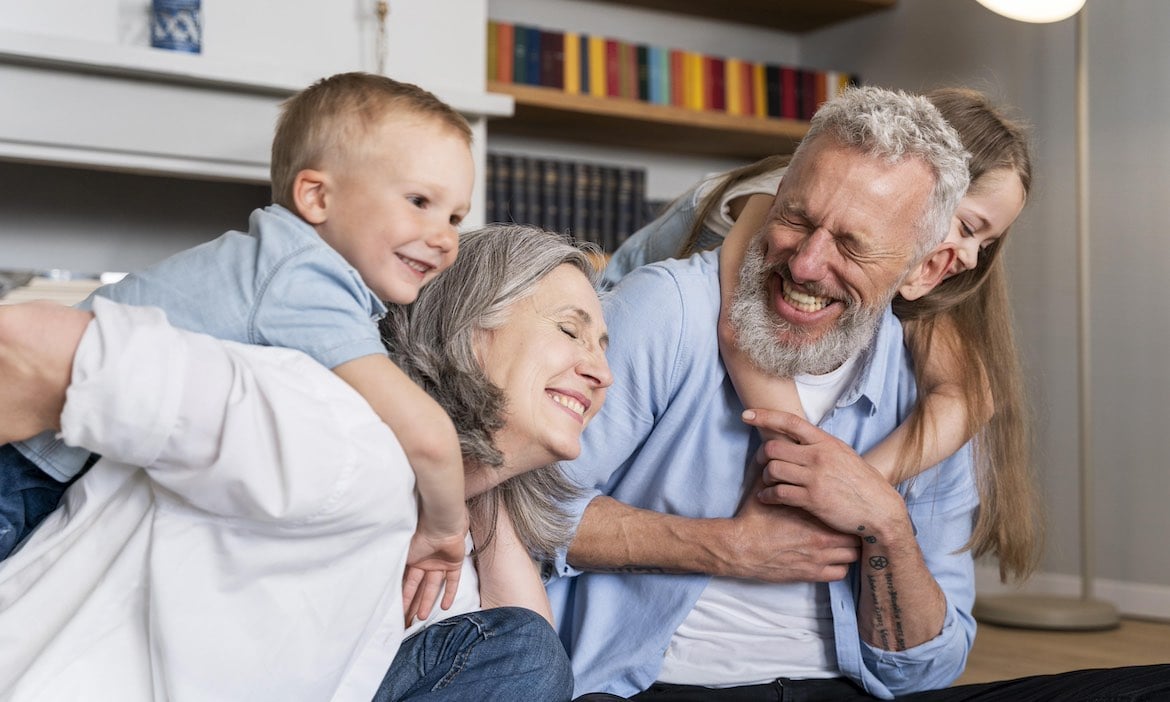 Glückliche Großeltern spielen mit den Enkeln: Auch in der Rentenphase noch Zugriff aufs Geld zu haben, bietet viele Vorteile.