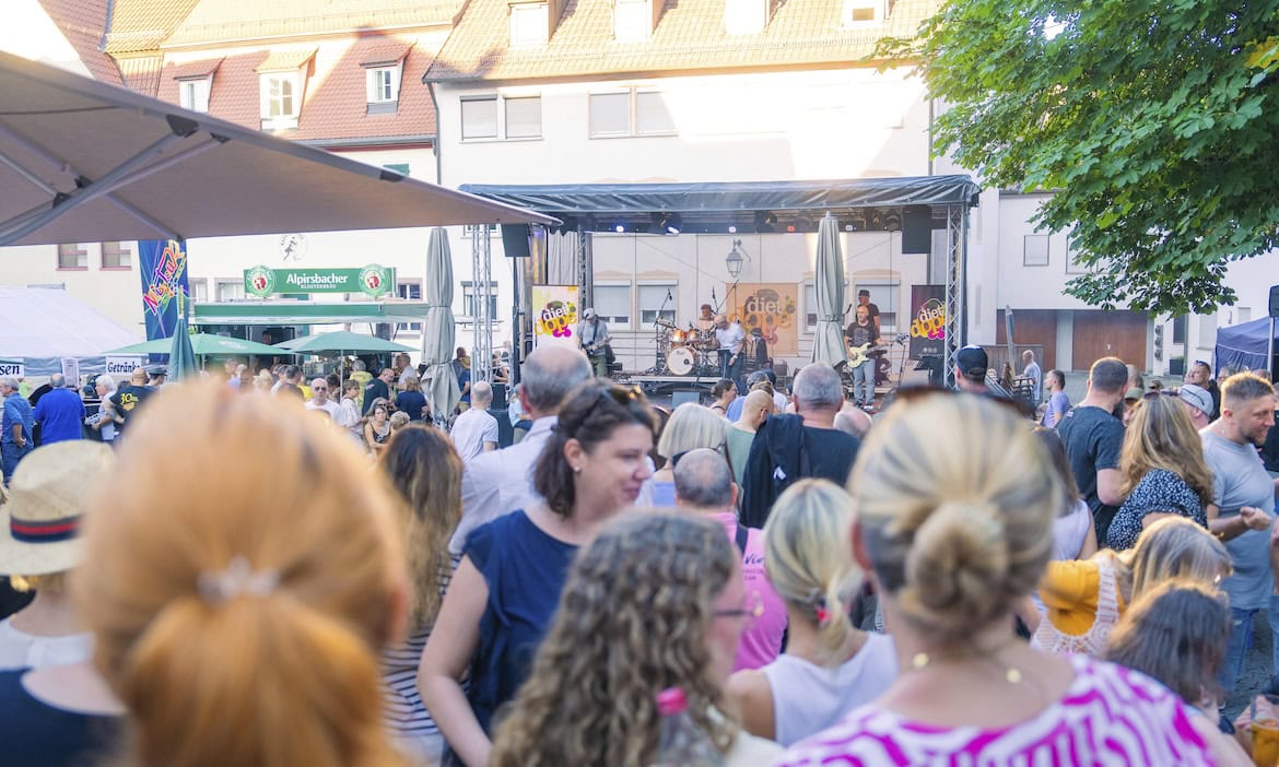 Besucher eines Straßenfests in Böblingen: Die Schulden der deutschen Kommunen sind 2024 gestiegen.