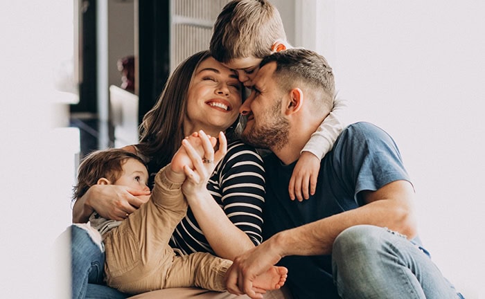 Eine glückliche Familie – mit einer Sorgerechtsverfügung wissen Eltern ihre Kinder immer in guten Händen.