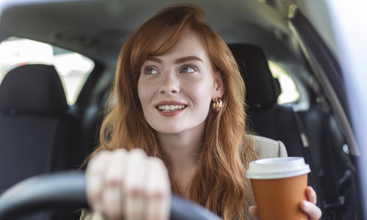 Frau fährt ihr Auto: Frauen erhalten laut einer aktuellen Verivox-Umfrage im Durchschnitt weniger Punkte in Flensburg als männliche Autofahrer.