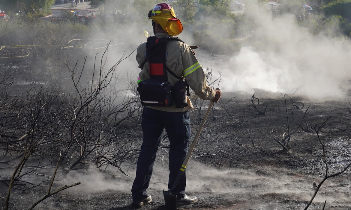 Feuerwehrmann löscht Brand in Kalifornien: Die Waldbrände in Kalifornien gehörten zu den größten Naturkatastrophen im Jahr 2025.