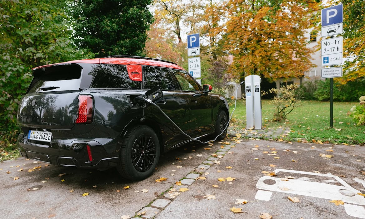 Elektroauto an Ladestation: Die meisten Deutschen, die ein Elektroauto ausprobierten, empfanden die Fahrt als gut.