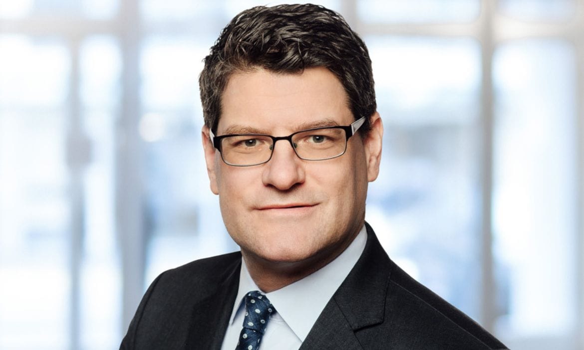 Fabian Frey, Niederlassungsleiter der Münchener Filiale des VZVermögenszentrums: „Wer zum Beispiel 30 Jahre lang von den 500.000 Euro leben möchte, kann bei einer Anlagenrendite von einem Prozent pro Jahr 1.599 Euro pro Monat entnehmen.“