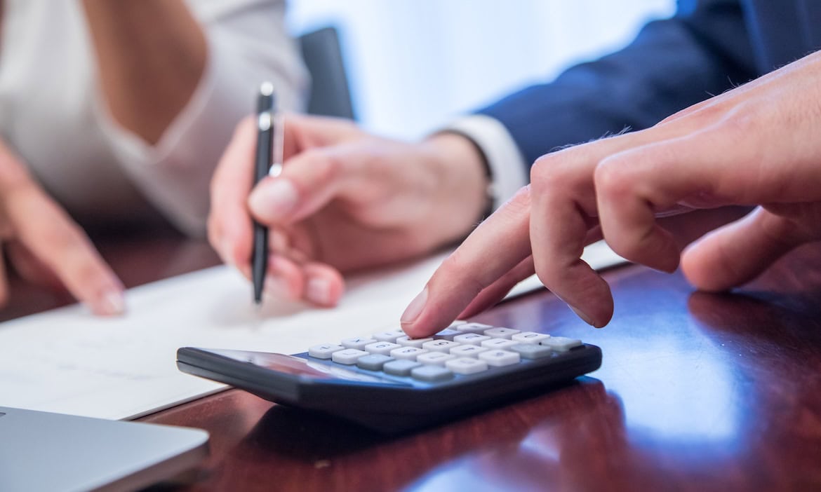 Personen berechnen ihre Rendite: Die Finanzbildung in Deutschland ist noch sehr rudimentär.