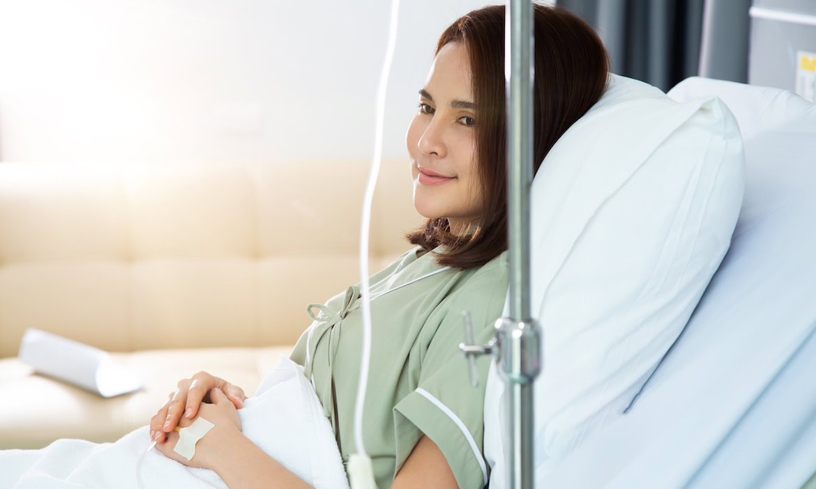 Junge Frau im Krankenhaus: Advigon hat eine neue stationäre Zusatzversicherung gestartet.