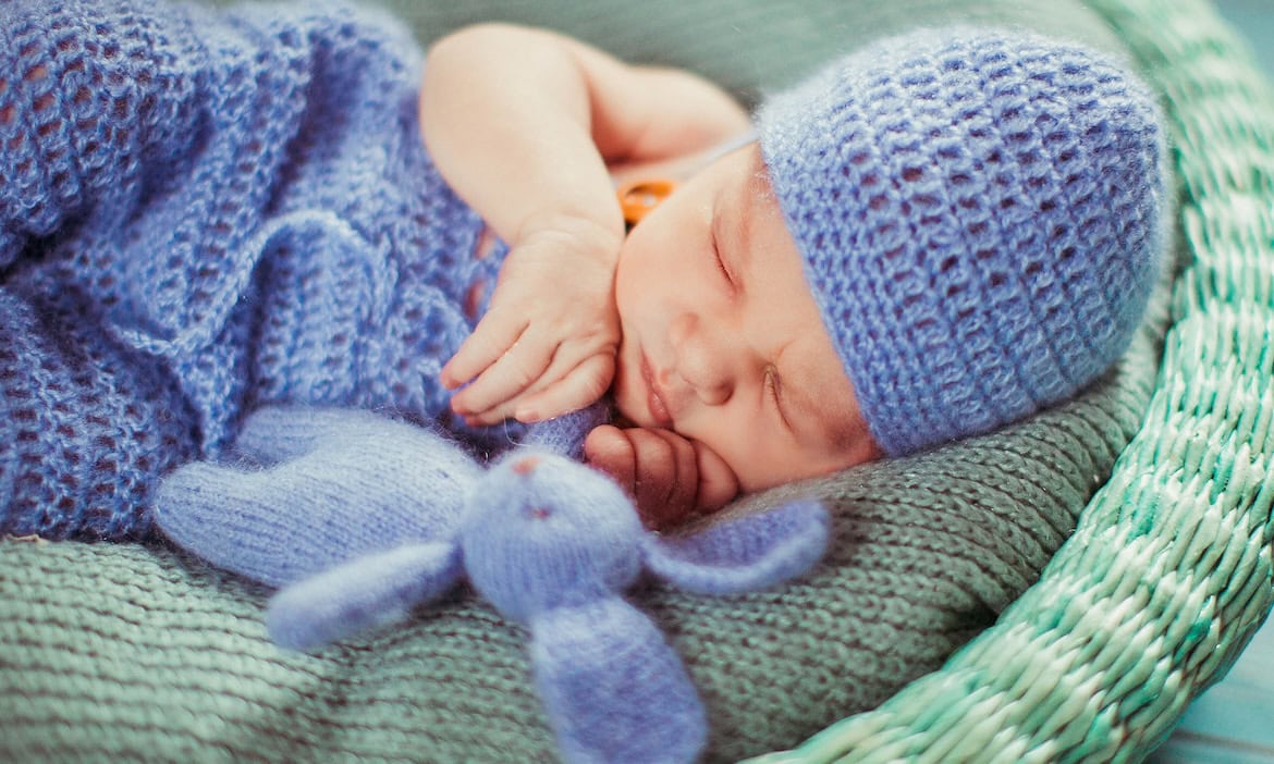 Schlafendes Baby: Viele Versicherte erhöhen ihre BU-Versicherung, wenn Nachwuchs dazukommt.