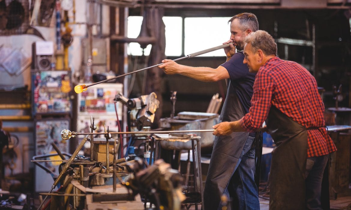 Glasbläser bei der Arbeit: Die VHV ist in der Betriebs-/Berufshaftpflichtversicherung der Lieblingsversicherer der Makler.