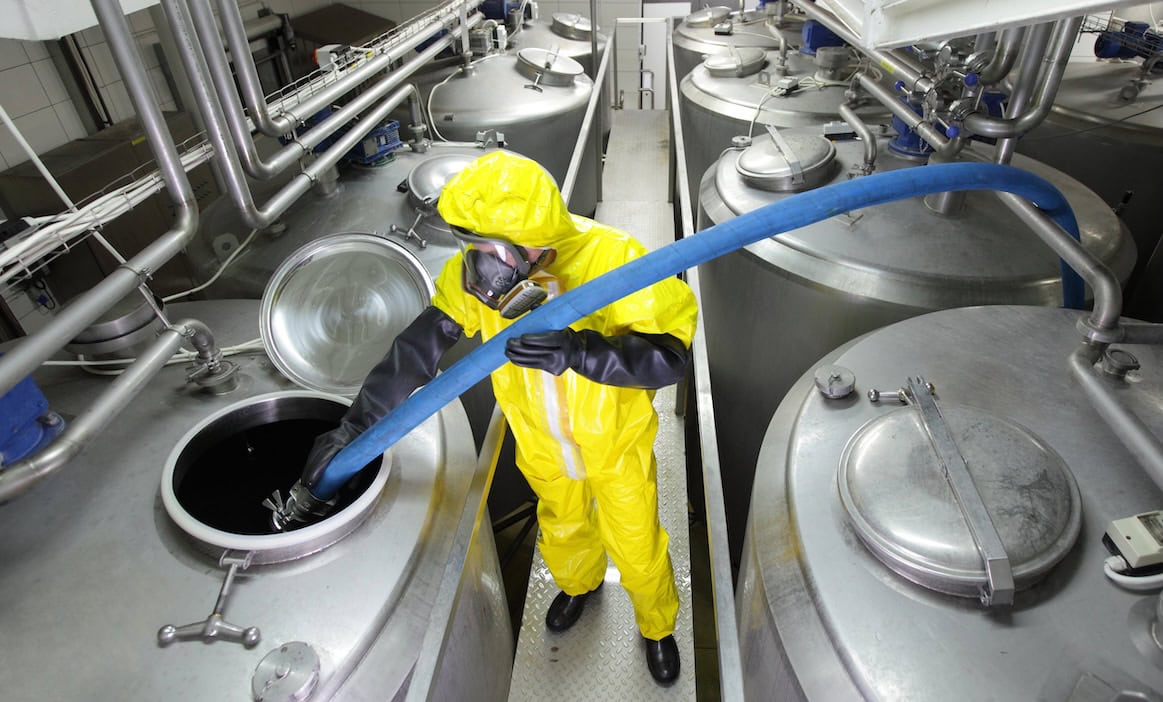 Industriearbeiter füllt Tank in einer Fabrik auf: Viele Industriearbeiter gehen laut einer aktuellen Umfrage nicht davon aus, bis zum Renteneintrittsalter arbeiten zu können.