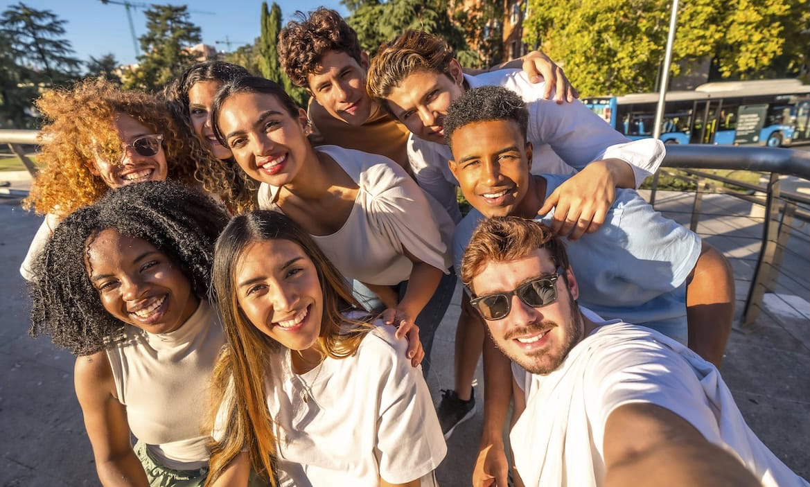 Freunde machen ein Selfie: Junge Versicherungskunden erwarten, dass digitale Prozesse von Versicherern gut funktionieren.