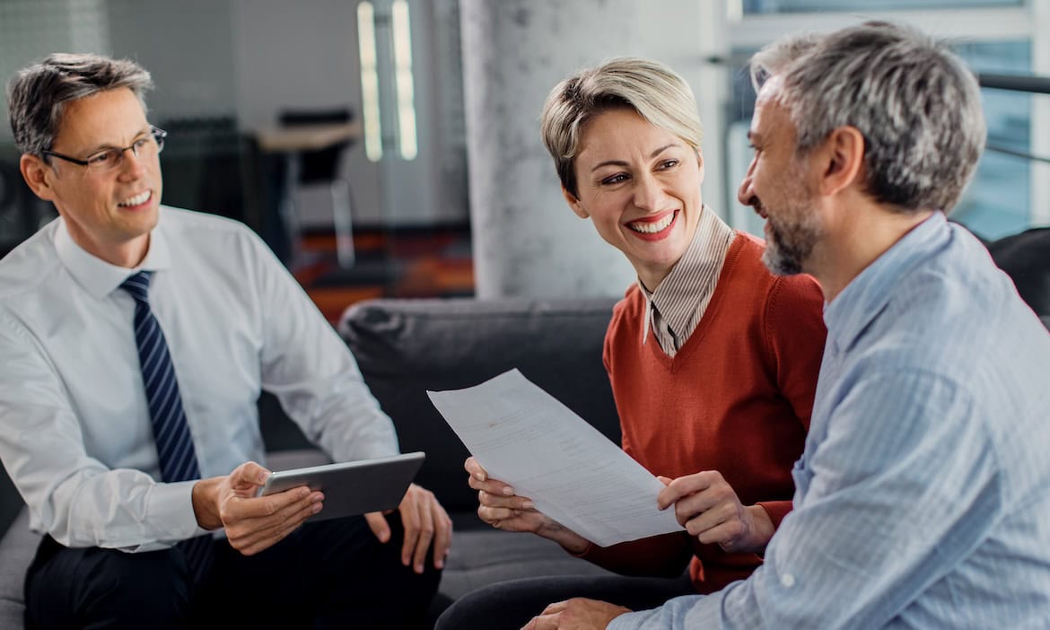 Makler berät ein Ehepaar: Servicevalue hat die Makler Favoriten unter den Versicherern und Pools ermittelt.