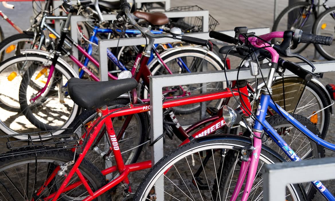 Fahrräder am Bahnhof: Nicht alle Versicherer leisten automatisch, wenn ein Rad am Bahnhof gestohlen wurde.