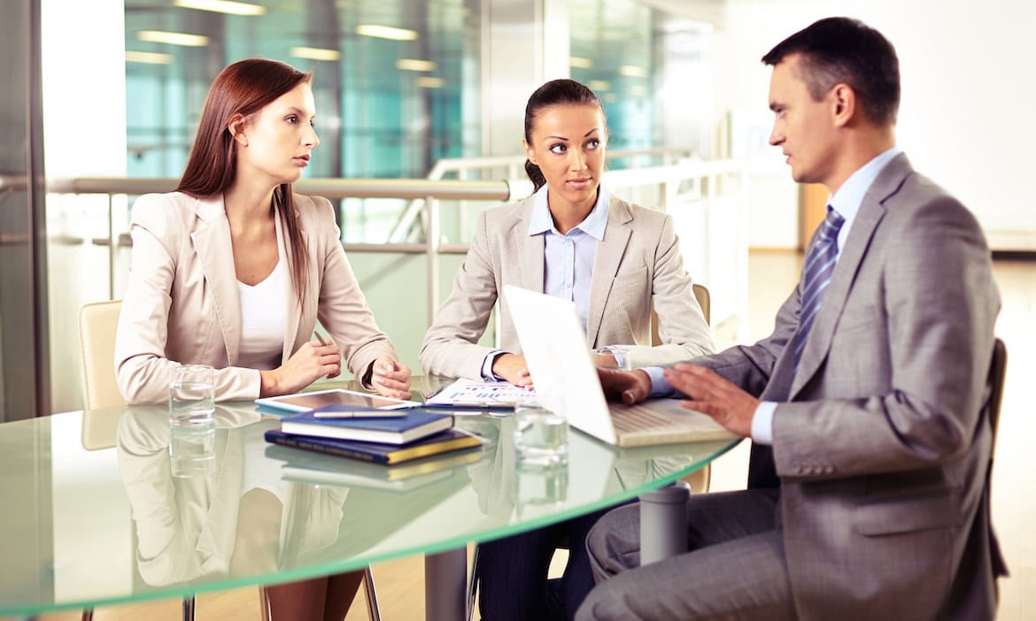 Vermittler führt ein Beratungsgespräch: Vermittler und Versicherer sollten Kunden beim Vertrieb von Nettoprodukten mehr aufklären.