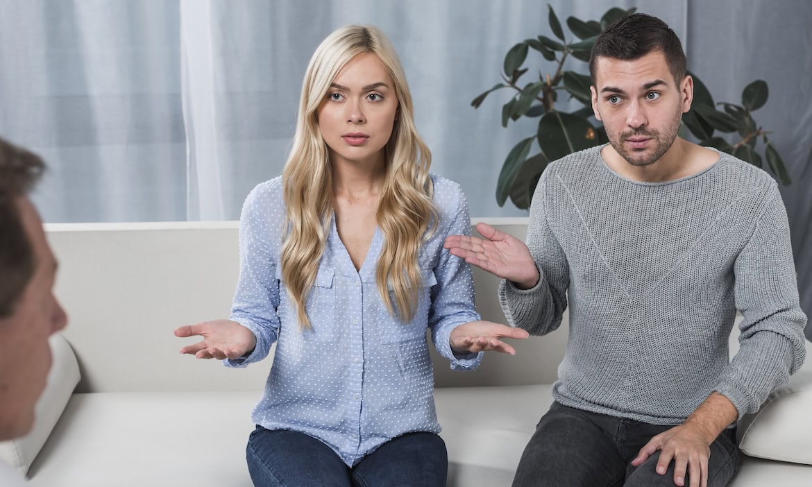 Paar streitet mit ihrem Vermittler: Ein aktueller Referentenentwurf will das Widerrufsrecht von Lebensversicherungen auf 24 Monate und 30 Tage begrenzen.