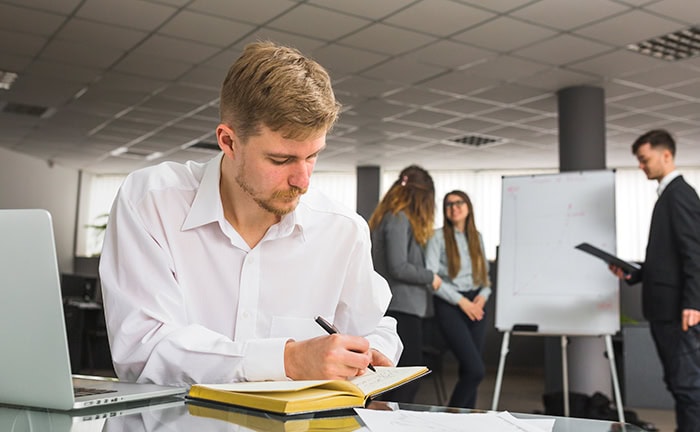Versicherungsmakler, der sich weiterbildet, um auch seinen Babyboomer-Kunden im Ruhestand die beste Beratung bieten zu können.