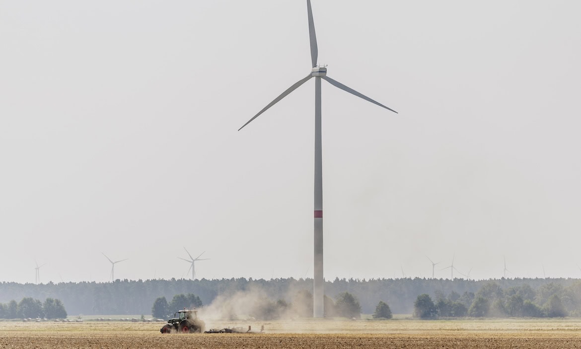 Windrad auf einem Acker: Versicherer müssen Klimarisiken in ihr Risikomanagement integrieren.