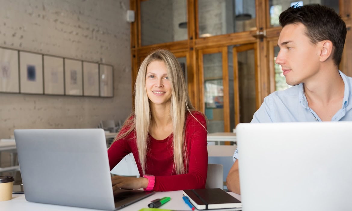 Auszubildende arbeiten am Laptop: Mehrere Versicherer haben es unter die besten Ausbildungsbetriebe Deutschlands geschafft.