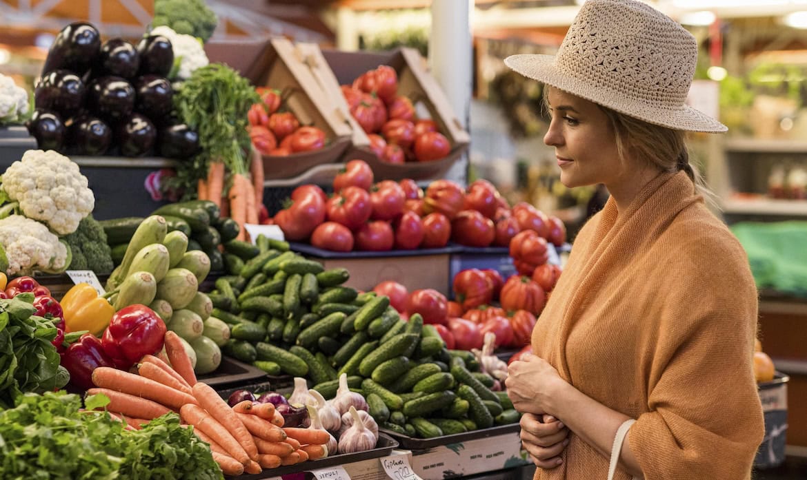 Frau kauft Gemüse im Supermarkt ein: Vor allem vor steigenden Lebenshaltungskosten fürchten sich die Deutschen mehr als vor der Politik von US-Präsident Trump.