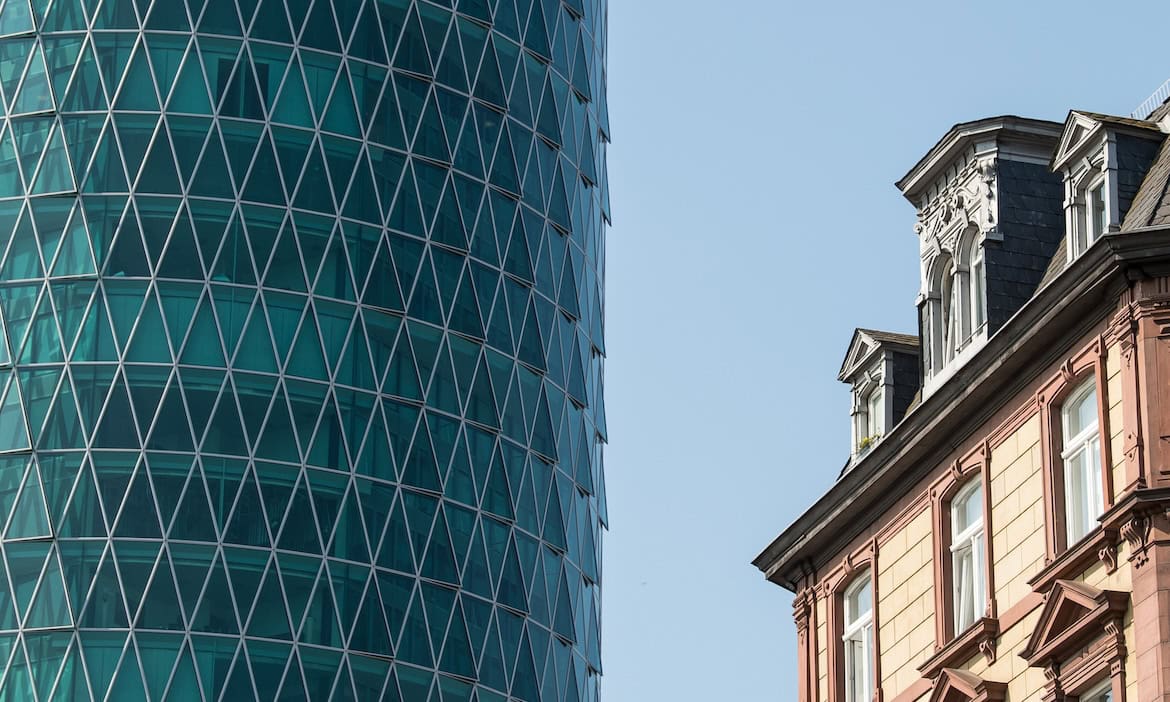 EIOPA-Gebäude (links) in Frankfurt: Die europäische Behörde EIOPA will das EU-weite Altersvorsorgeprodukt PEPP reformieren und für mehr Nachfrage sorgen.