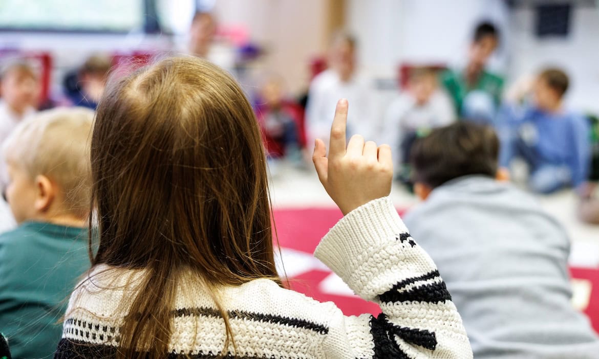 Eine Grundschulklasse im Unterricht: FInanzbildung sollte schon in Schulen beginnen, finden die Befragten einer aktuellen Studie.
