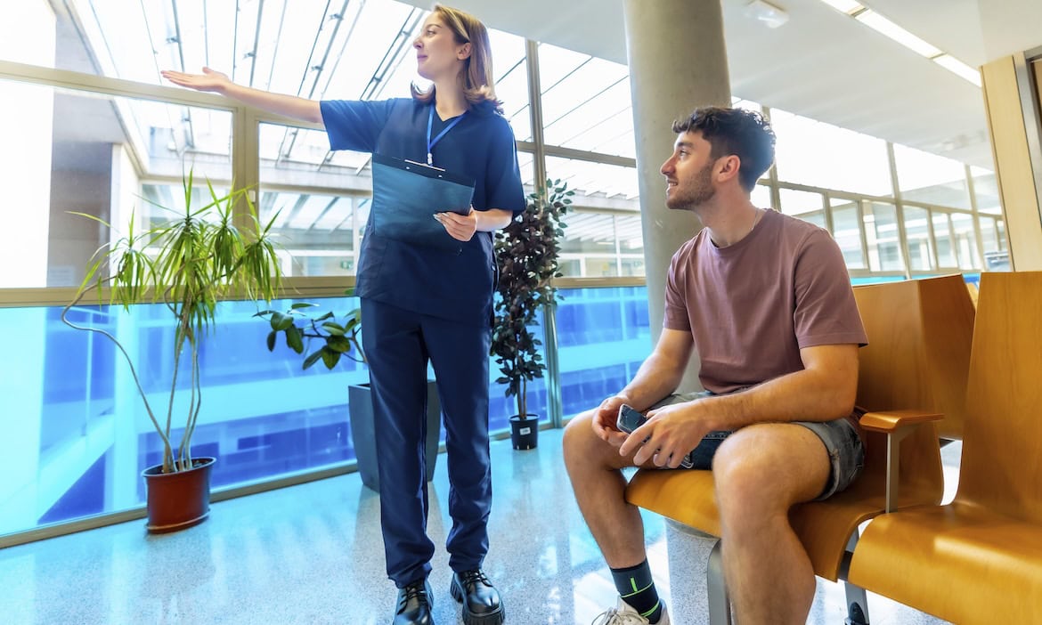 Junge Ärztin mit Patient: Das Durchschnittsalter der GKV-Ärzte steigt.