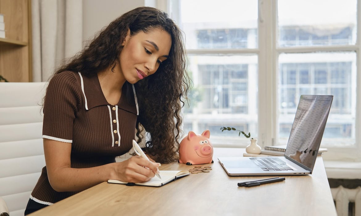 Frau plant die Altersvorsorge: Die Gen Z setzt für ihre Altersvorsorge vor allem auf ETFs.