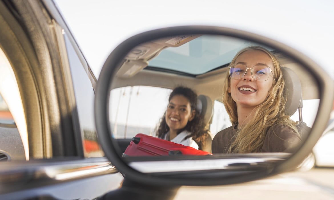 Junge Frauen im Auto: Die VHV hat für junge Autofahrerinnen und -fahrer ein neues Produkt gestartet.