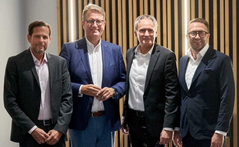 Arbeiten künftig zusammen (v.l.n.r.): Patrick Vehoff (Vorstand die Bayerische Prokunde und Compexx Finanz), Martin Gräfer (Vorstand die Bayerische), Frank Lamsfuß (Vorstand Barmenia-Gothaer) und Markus Brochenberger (Vorstandschef Compexx Finanz)