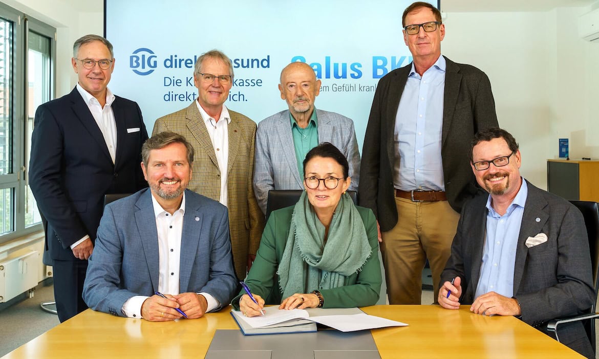 Sitzend: Ute Schrader, Vorständin der Salus BKK, Peter Kaetsch (links, Vorstandschef BIG Direkt Gesund), Markus Bäumer (stellvertretender Vorstandschef der BIG). Stehend (v.l.): Robert Leitl und Helmut Krause (beide Verwaltungsrat BIG) sowie Uwe Bratje und Albrecht Ehlers (Verwaltungsrat Salus BKK)